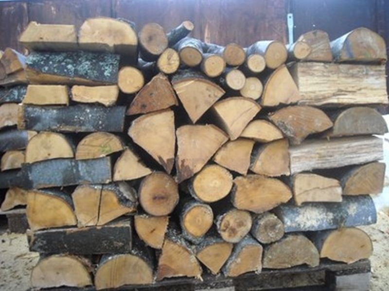 Двама опитаха да задигнат дърва за огрев пред жилището на велинградчанин