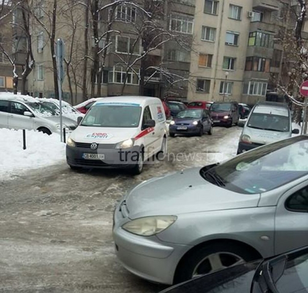 Ледени окови в Пловдив! Джипове и коли закъсват в уличките, образувахa се тапи ВИДЕО и СНИМКИ