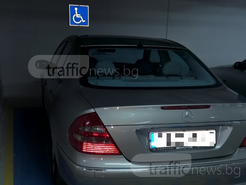 Жена паркира с пълното си право на място за инвалиди в мол в Пловдив