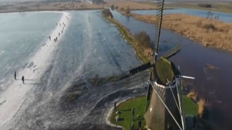 Езера в Холандия се превърнаха в ледени пързалки ВИДЕО