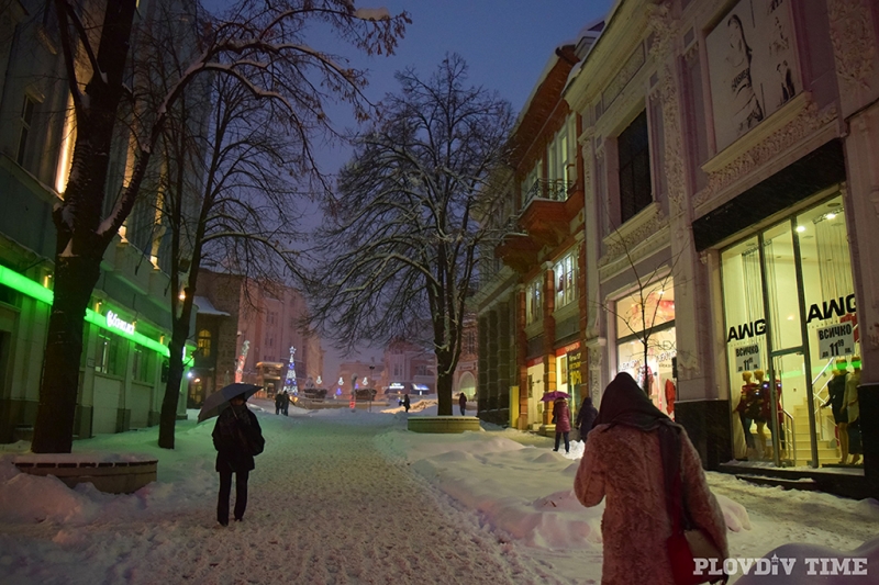 Нова порция сняг в Пловдив!  Натрупва повече от 10 сантиметра