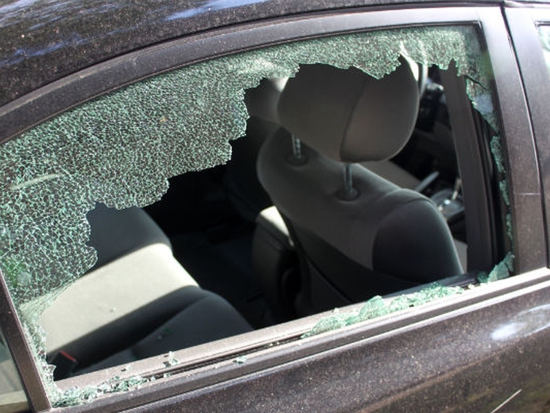 Мъж разби стъклото на колата на съгражданин