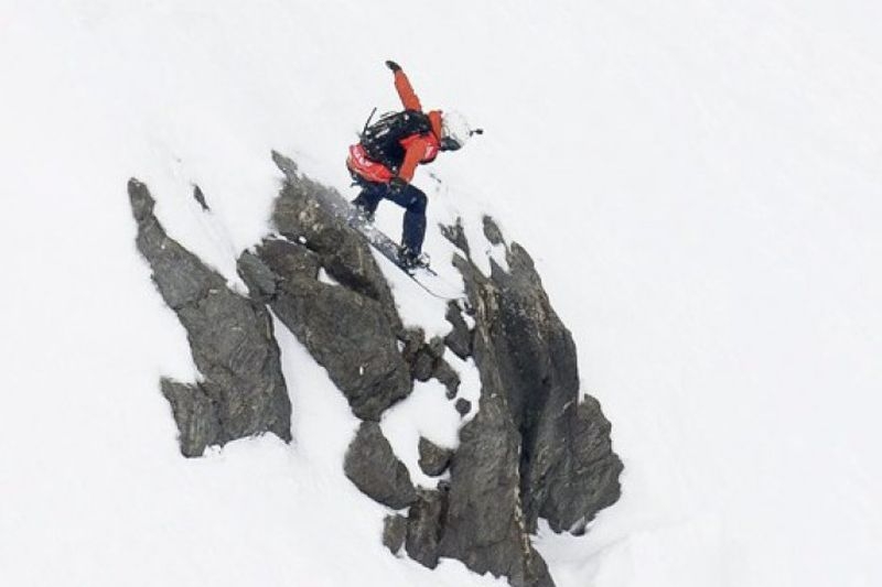 Спасиха заседнали в снега сноубордисти край Смолян