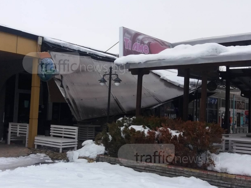 Снегът събори навес на заведение в Кючука СНИМКИ