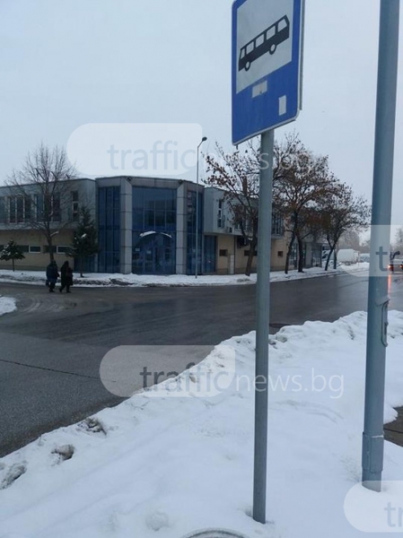 Спирките в Кършияка: Половин метър сняг стоят между рейсовете и пътниците
