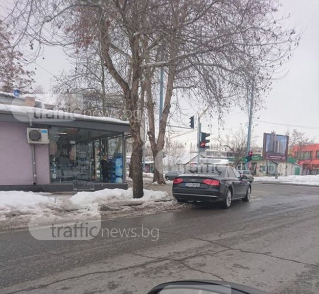 Шофьор спря в средата на улицата, в насрещното и на метър от кръстовище СНИМКА