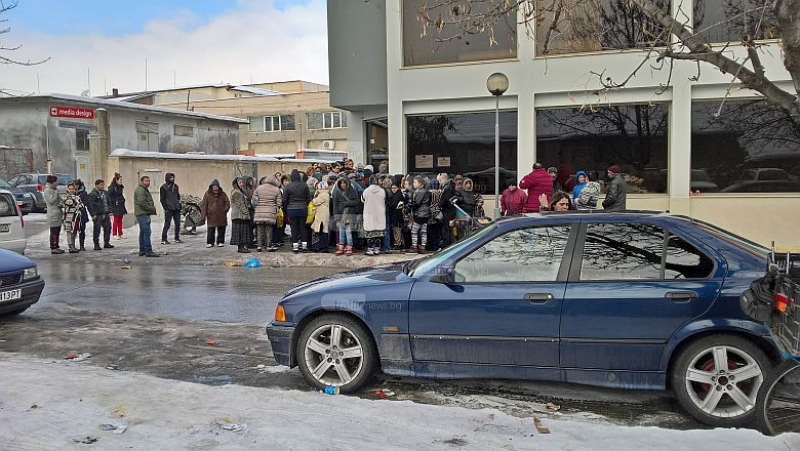 Мръсотия, нервни шофьори  и освирепели цигани на опашка за помощи в Пловдив СНИМКИ