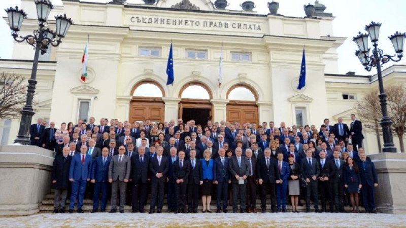 Мъчно ли ви е за тях? Ето я последната снимка на депутатите от 43-тото НС