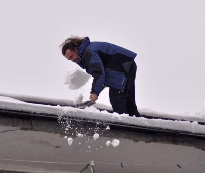 Тухла полетя заедно със сняг и се стовари върху жена в Пазарджик