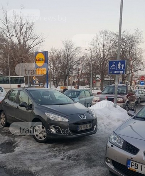 Безумно паркиране в Кършияка! Пловдивчанин се взе за майка и инвалид в едно СНИМКА