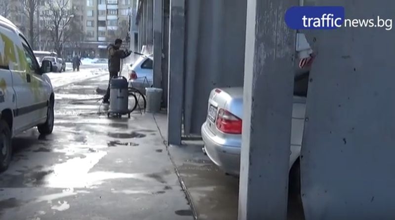 Цял месец кучешки студ в Пловдив! Как се справят работещите навън ВИДЕО
