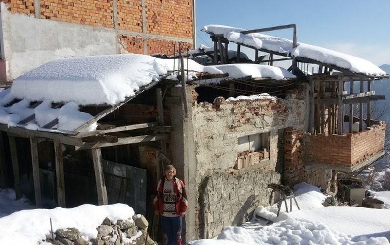 Пенсионер от Смолян живее без ток, вода и отопление СНИМКИ