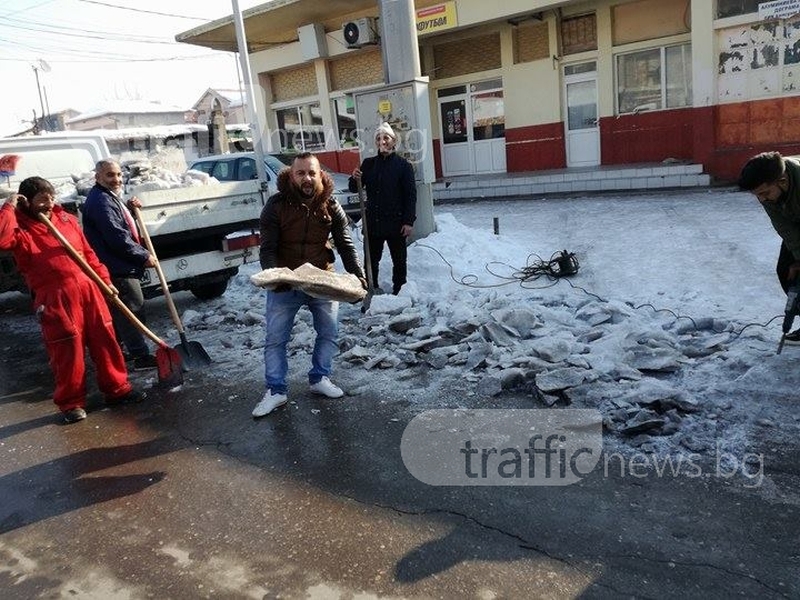 Ромите в Столипиново сами къртят леда по улиците си… с бормашина ВИДЕО