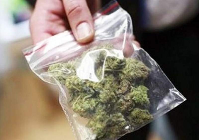 Голям карък! Сам се навря на полицията с канабис в якето