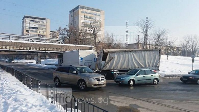 Курсист потроши учебен камион, докато се опитваше да мине под моста на Марица СНИМКИ