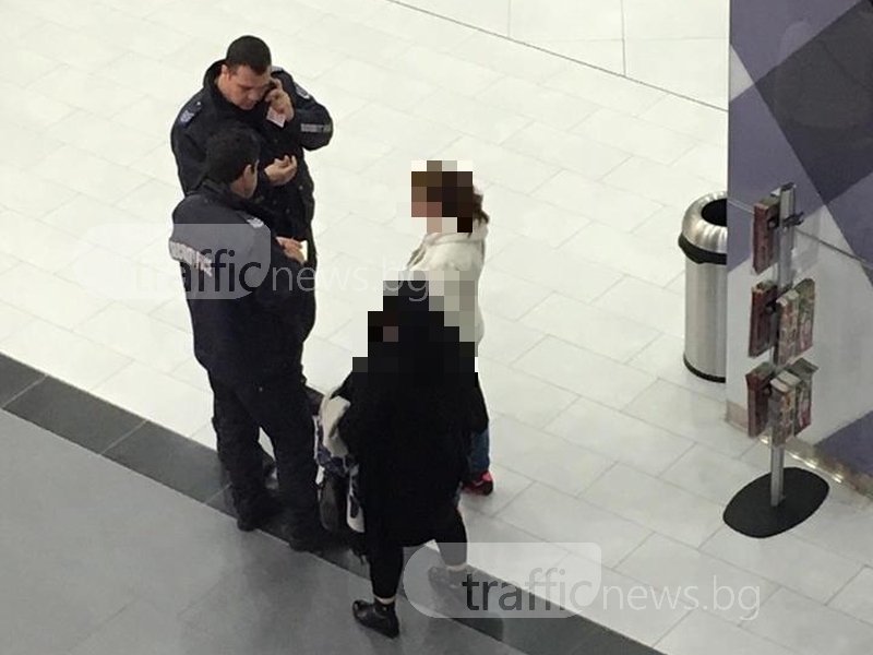 Полицаи започнаха профилактика срещу джебчийки в мол в Пловдив СНИМКА