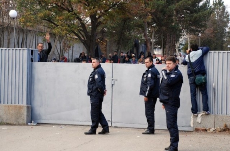 Пожар в бежанския център в Харманли, евакуирани са 500 души