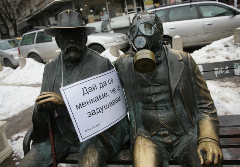 Паметници осъмнаха с противогази и послания срещу мръсния въздух ВИДЕО и СНИМКИ