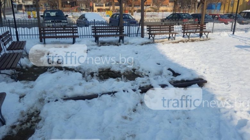 Подигравка! Взеха пясъка от детска площадка в Пловдив, за да го поръсят по леда СНИМКИ