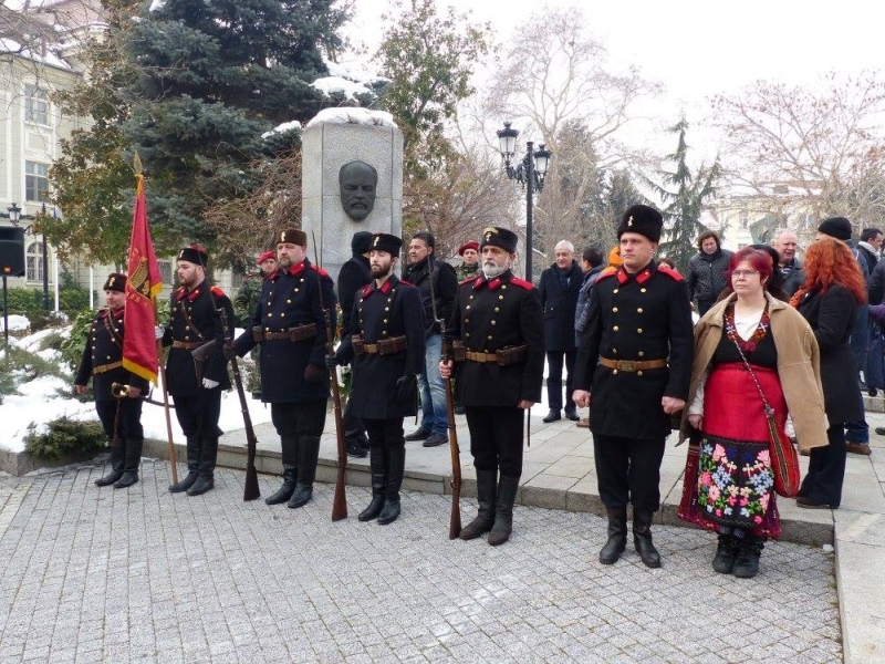Военни, граждани и общественици се поклониха пред паметта на Стамболов в Пловдив