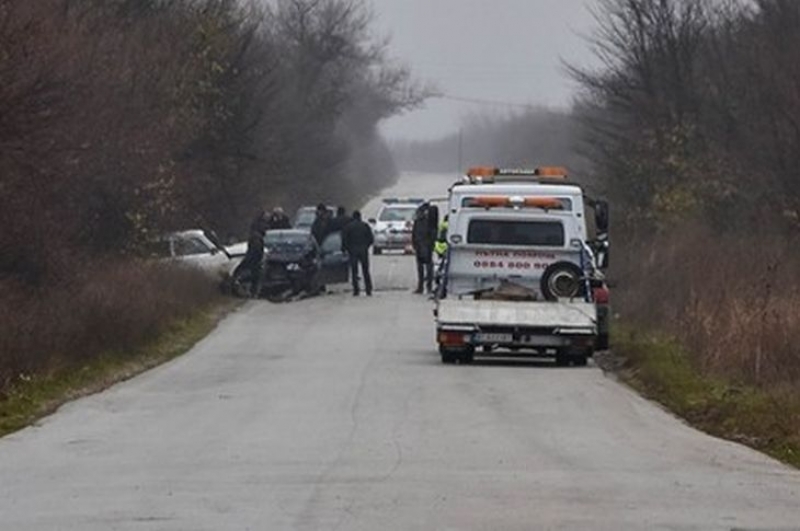 Тийнейджъри катастрофираха с краден автомобил, зарязаха го край пътя