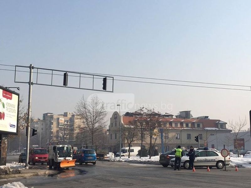 Голяма ВиК авария в Тракия, полицията отцепи движението СНИМКИ
