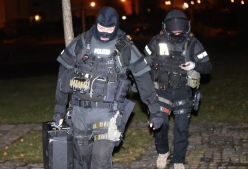 Масирана операция тази нощ! Над 1100 полицаи громят терористи в Германия ВИДЕО
