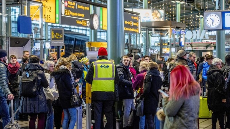 Над 100 закъснели и отменени полети на летище “Скипхол“ в Амстердам