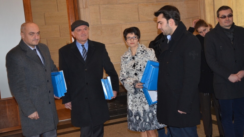 ГЕРБ отново изпревари всички, от партията първи внесоха документи в ЦИК