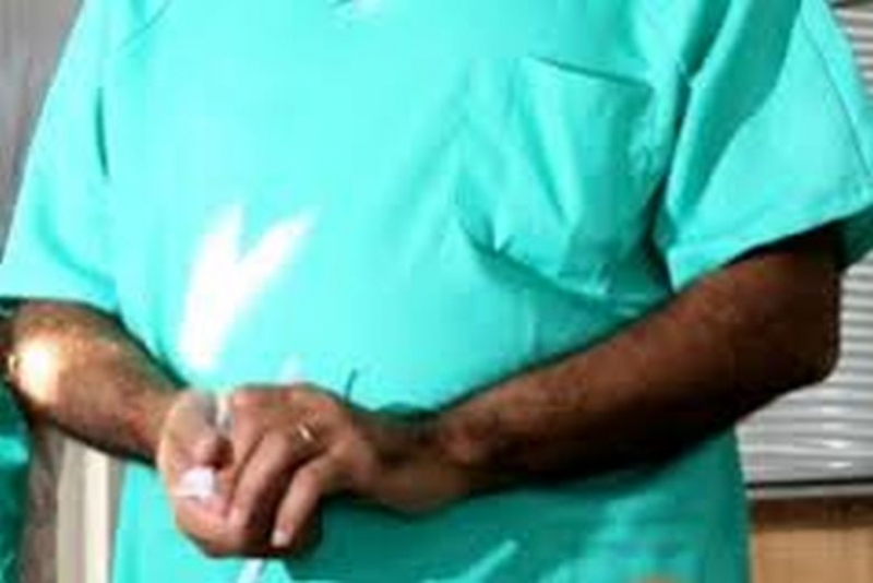 Онкохирург взел 600 лева от жена, която оперирал от рак - наказват го с глоба