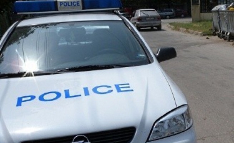 Автокрадец се намъкна в запалена кола без шофьор и я задигна. След гонка го пипнаха в Хисаря