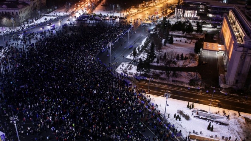 Румънският премиер няма да оттегли скандалното решение, протестите продължават