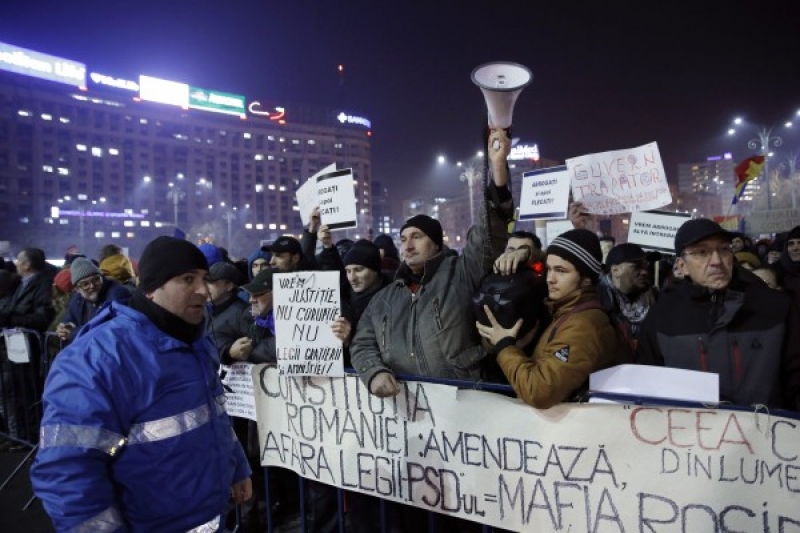 Десетки хиляди румънци отново окупираха сградата на правителството НА ЖИВО