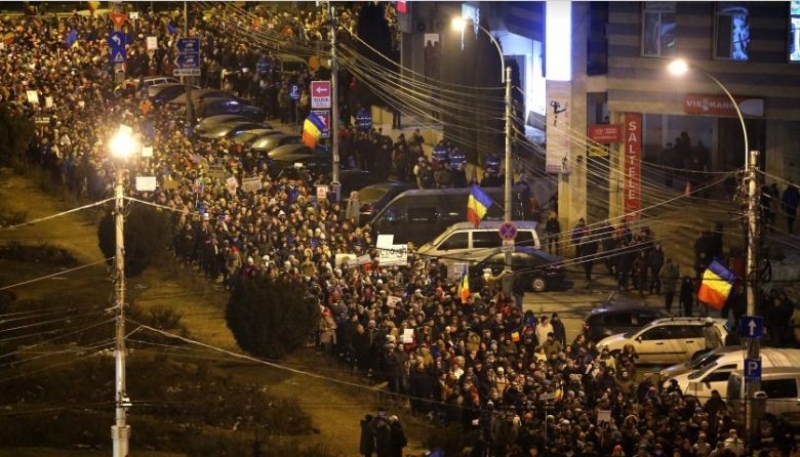 Трета нощ на протести в Румъния! Скандалните промени обаче остават