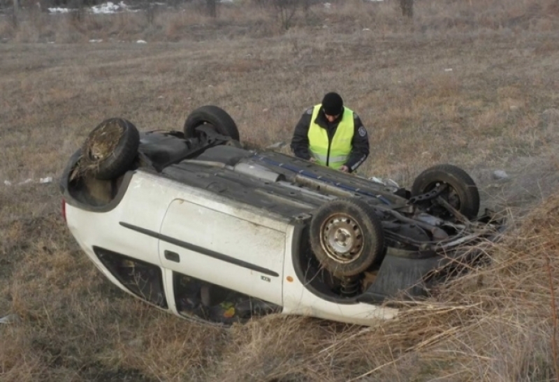 Кола поднесе на завой, връхлетя боклукчийски камион и се озова по капак