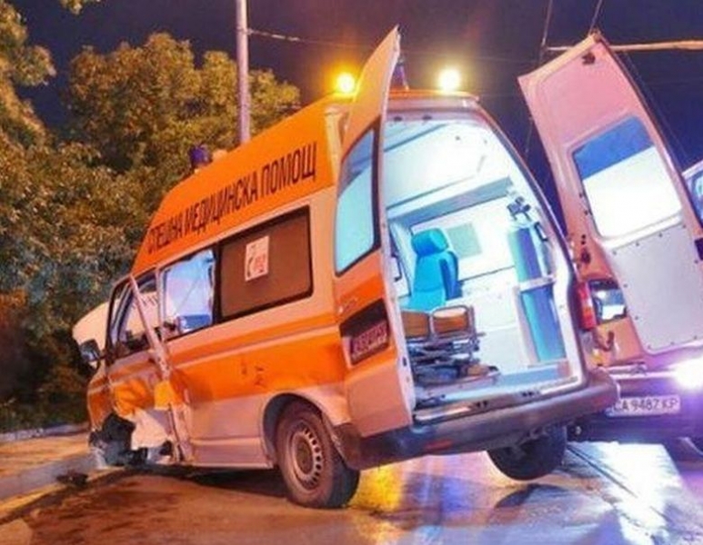 Линейка с пациент се заби в светофар, кола й отне предимството