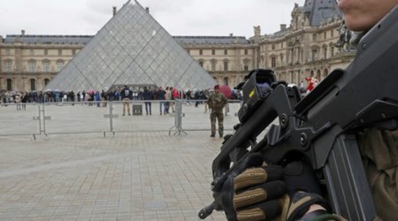 Нападение в Лувъра, районът около музея е отцепен