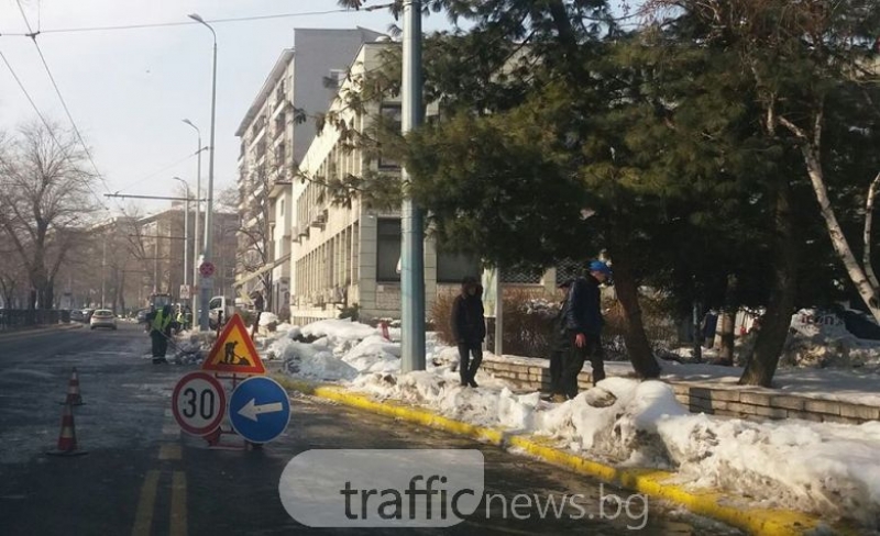 Кирки, лопати и снегорини се развъртяха около Областната. А останалият Пловдив? СНИМКИ
