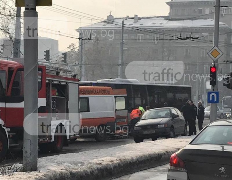 Автобус помете и затисна пешеходец в Пловдив!  Пожарна и гражданска защита го вадят СНИМКИ+ ВИДЕО