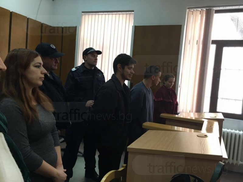 Съдът остави в ареста младите гангстери обрали два нонстопа СНИМКИ