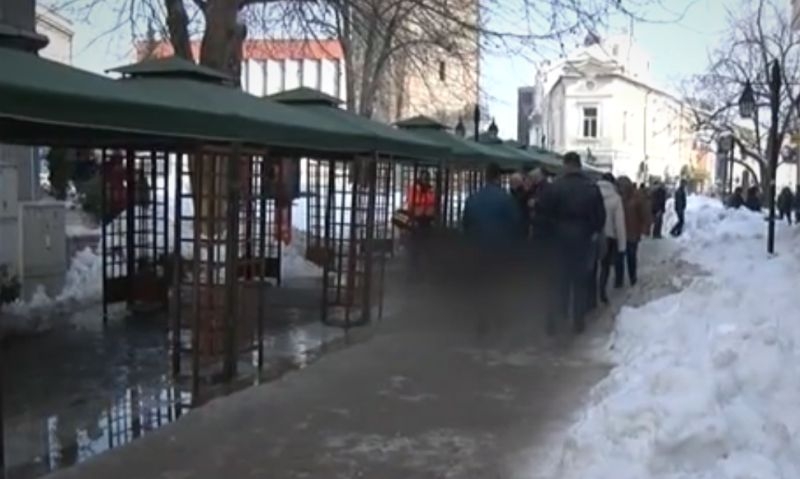 Мъж загина, след като падна на заледен тротоар