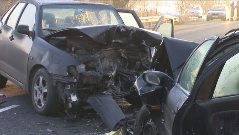 Тежка катастрофа заради заледен път, трима души са пострадали