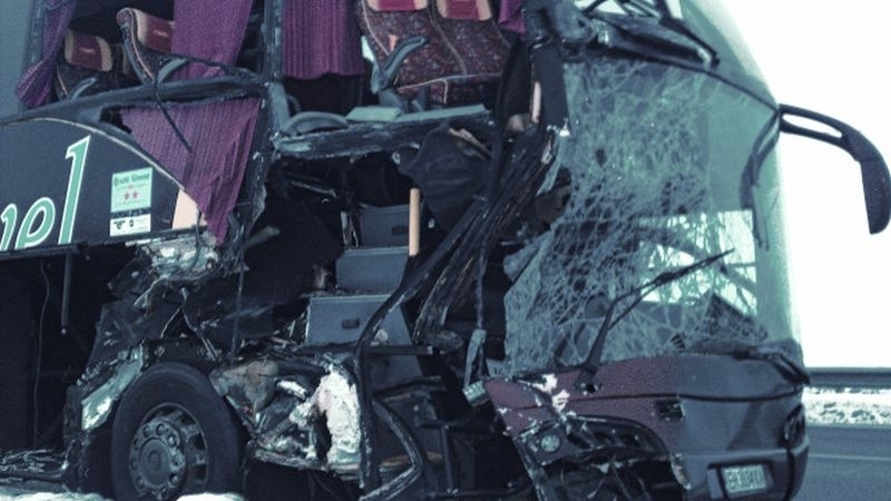 Над 20 души са ранени в катастрофа на влак и автобус