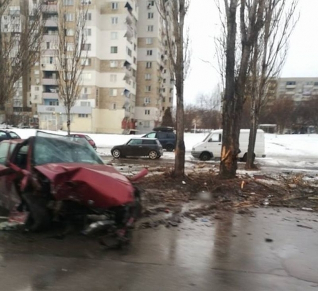 Тежка катастрофа: БМВ се заби в дърво СНИМКИ