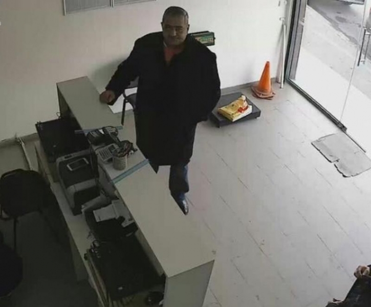 Познавате ли този мъж? Мами по схемата с разваляне на пари СНИМКИ