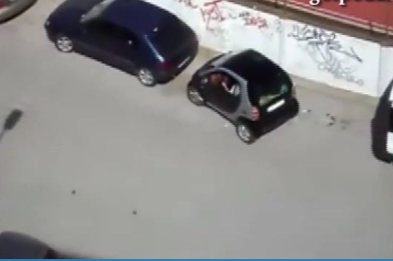 Куриозен опит за паркиране: Жена направи десетки маневри, за да спре ВИДЕО