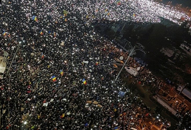 “Благодарим ти, България!“, изписаха протестиращите в Букурещ