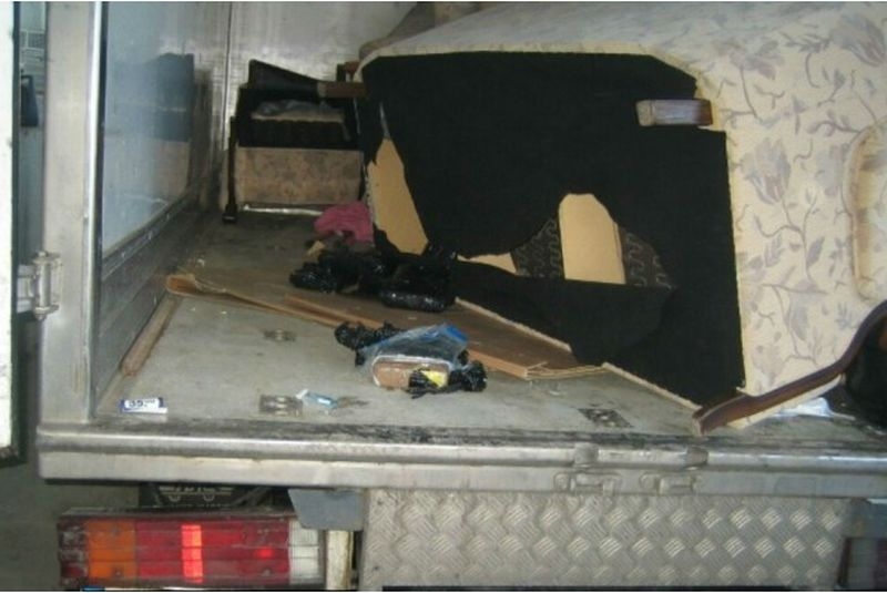 Удар на границата! Откриха 7 кила наркотици в диван СНИМКИ