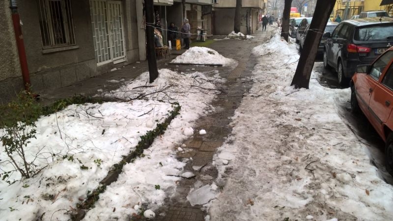Падащи ледени късове дебнат пловдивчани СНИМКИ