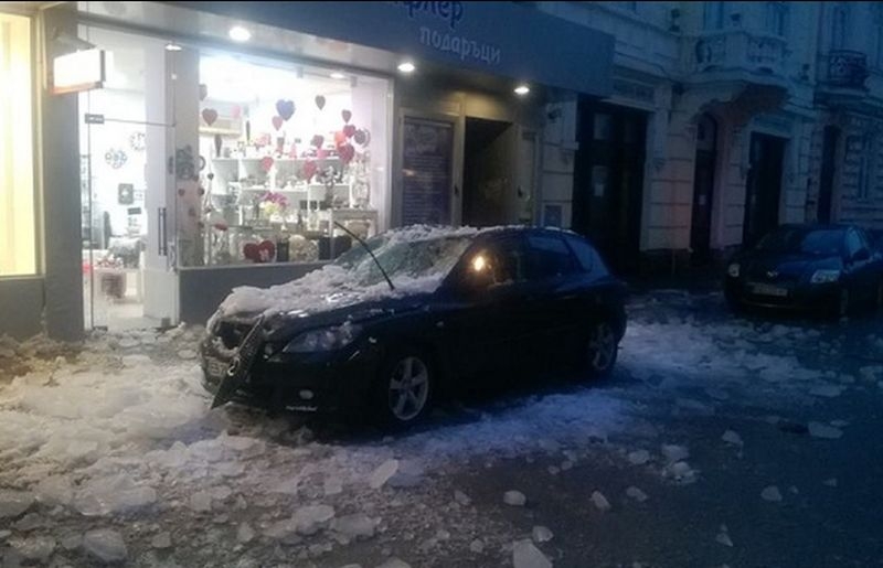 Леден блок падна върху кола от покрива на сграда СНИМКИ